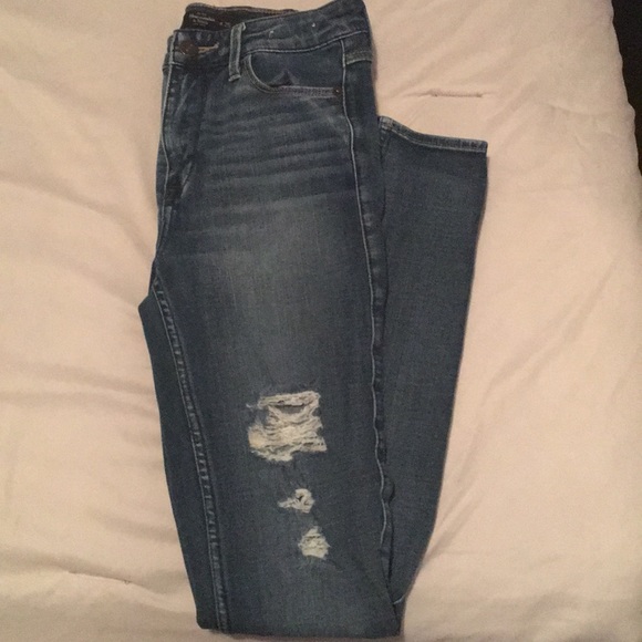 Super cute pair of ripped skinny jeans! - Picture 1 of 2